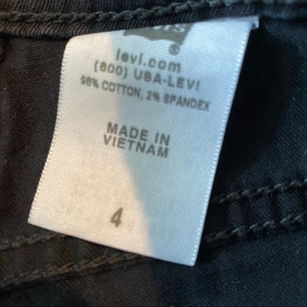 Levi’s high waisted black shorts - Picture 3 of 5